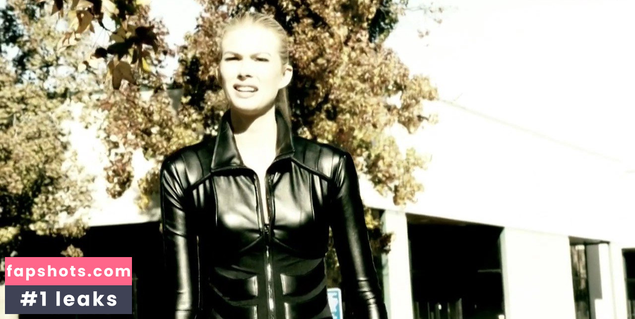 Emma Ishta gallery photo #3