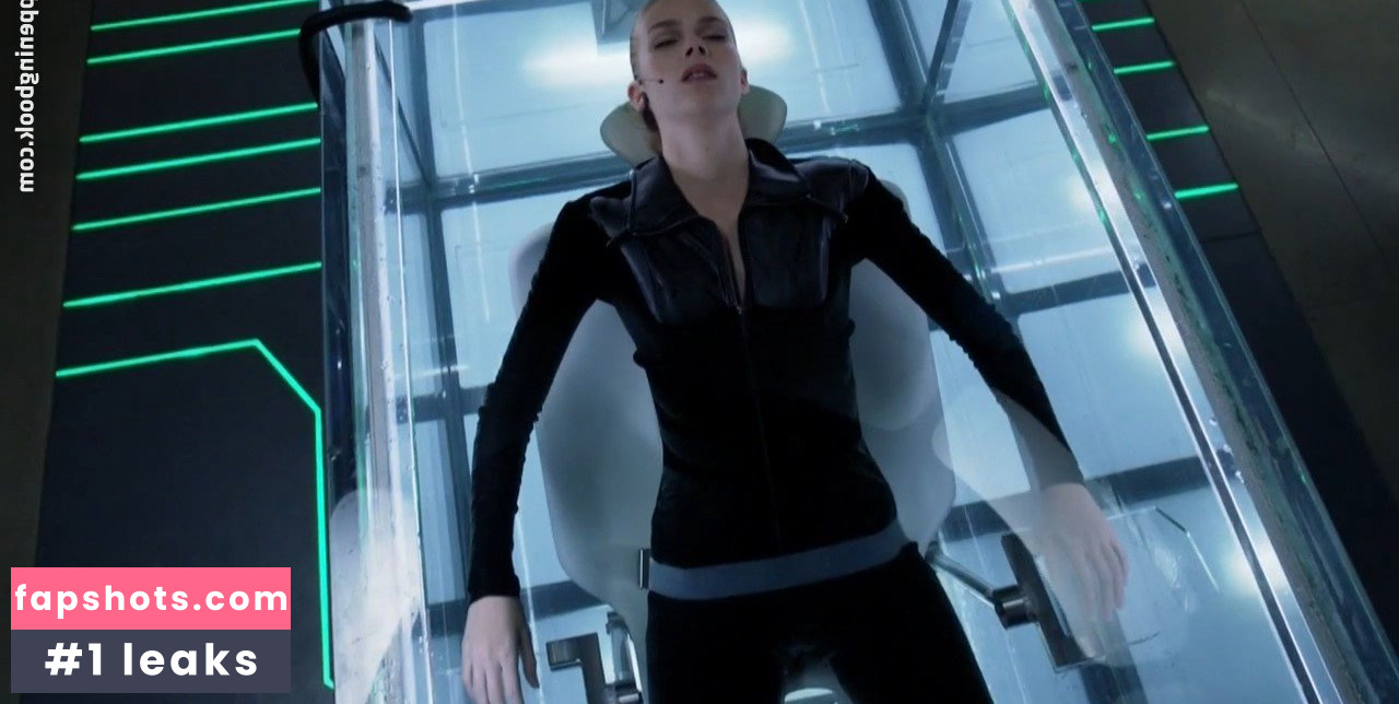 Emma Ishta gallery photo #7