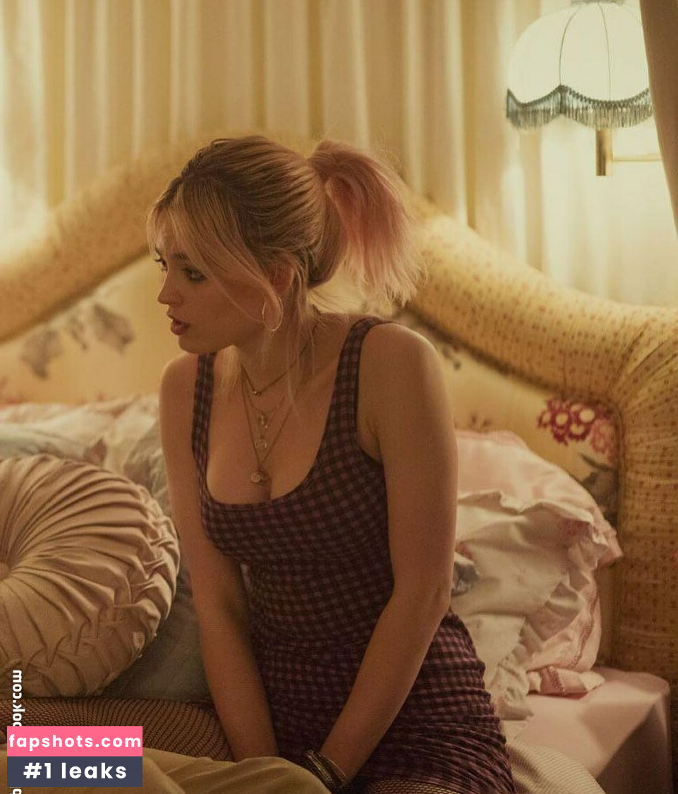 Emma Mackey gallery photo #27