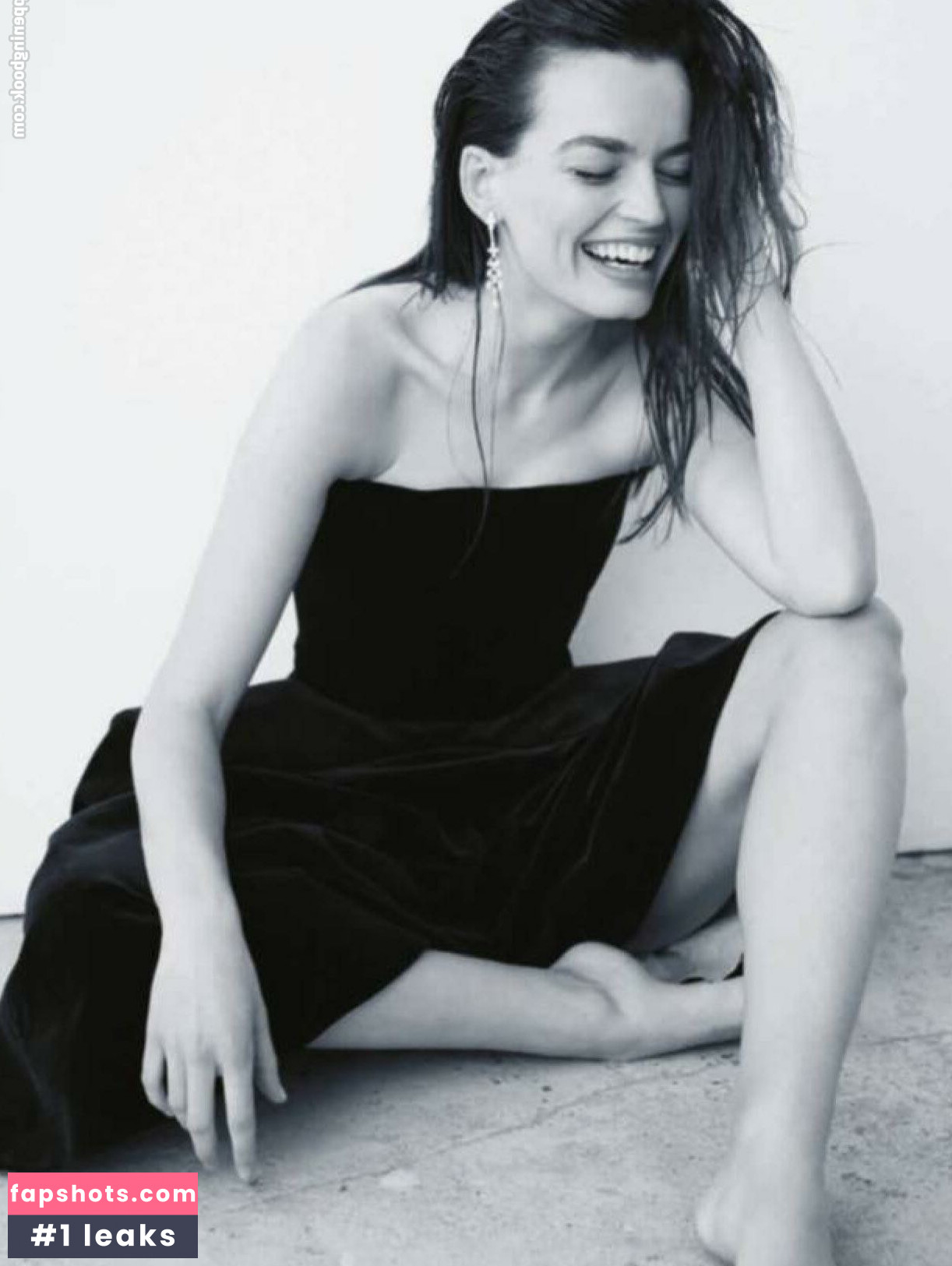 Emma Mackey gallery photo #31