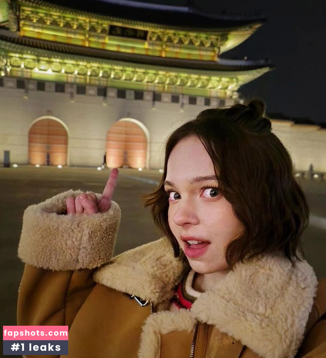 Emma Myers gallery photo #165