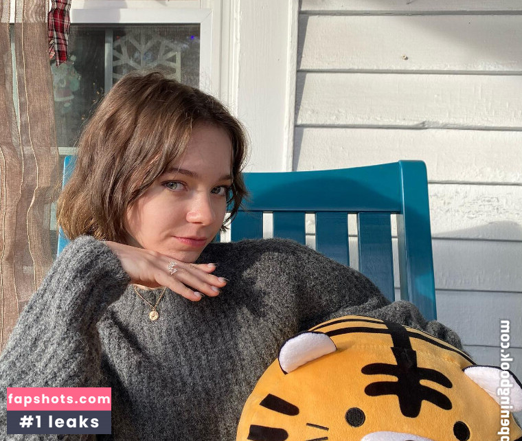 Emma Myers gallery photo #273