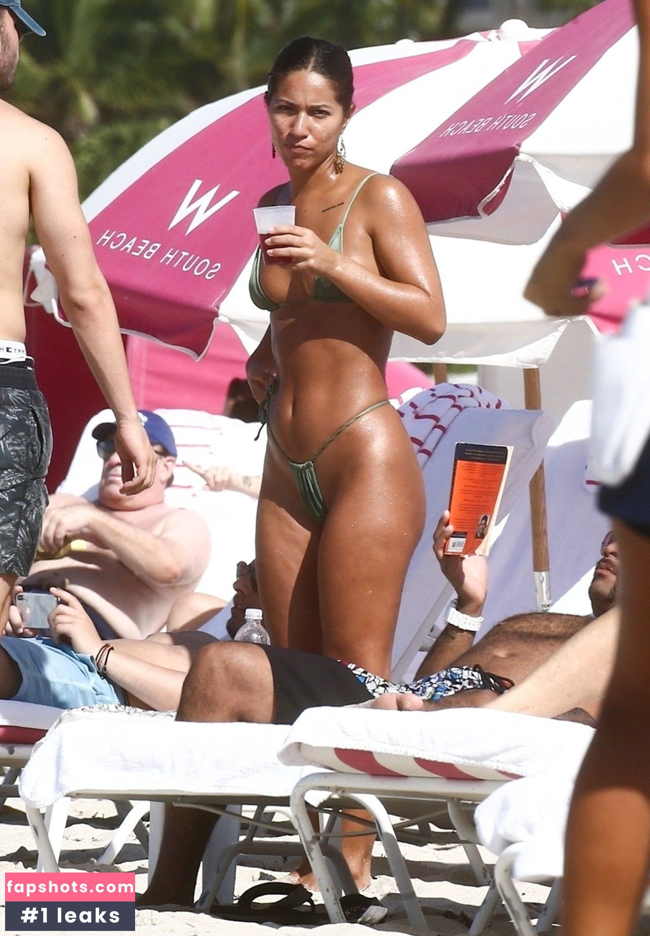 Erika Wheaton gallery photo #23