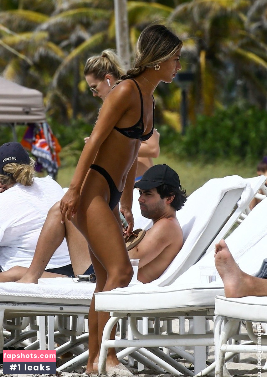 Erika Wheaton gallery photo #68