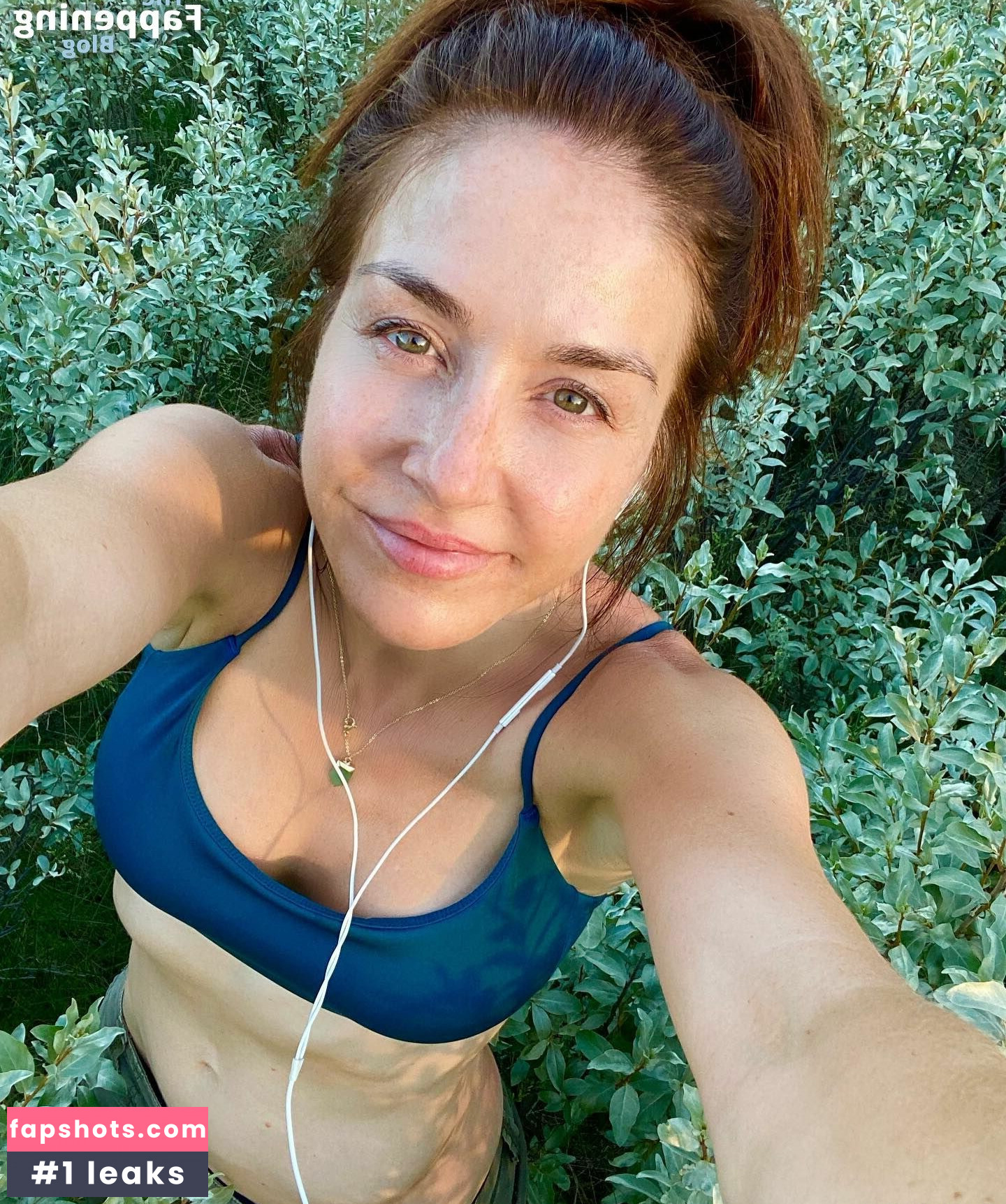 Erin Karpluk gallery photo #18