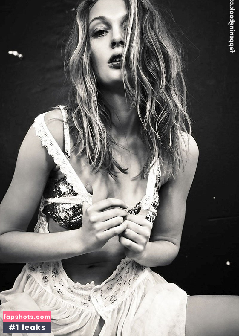 Esther Cronin nude babe gallery