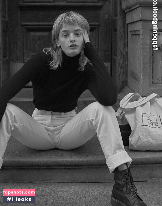 Esther-Rose McGregor gallery photo #23