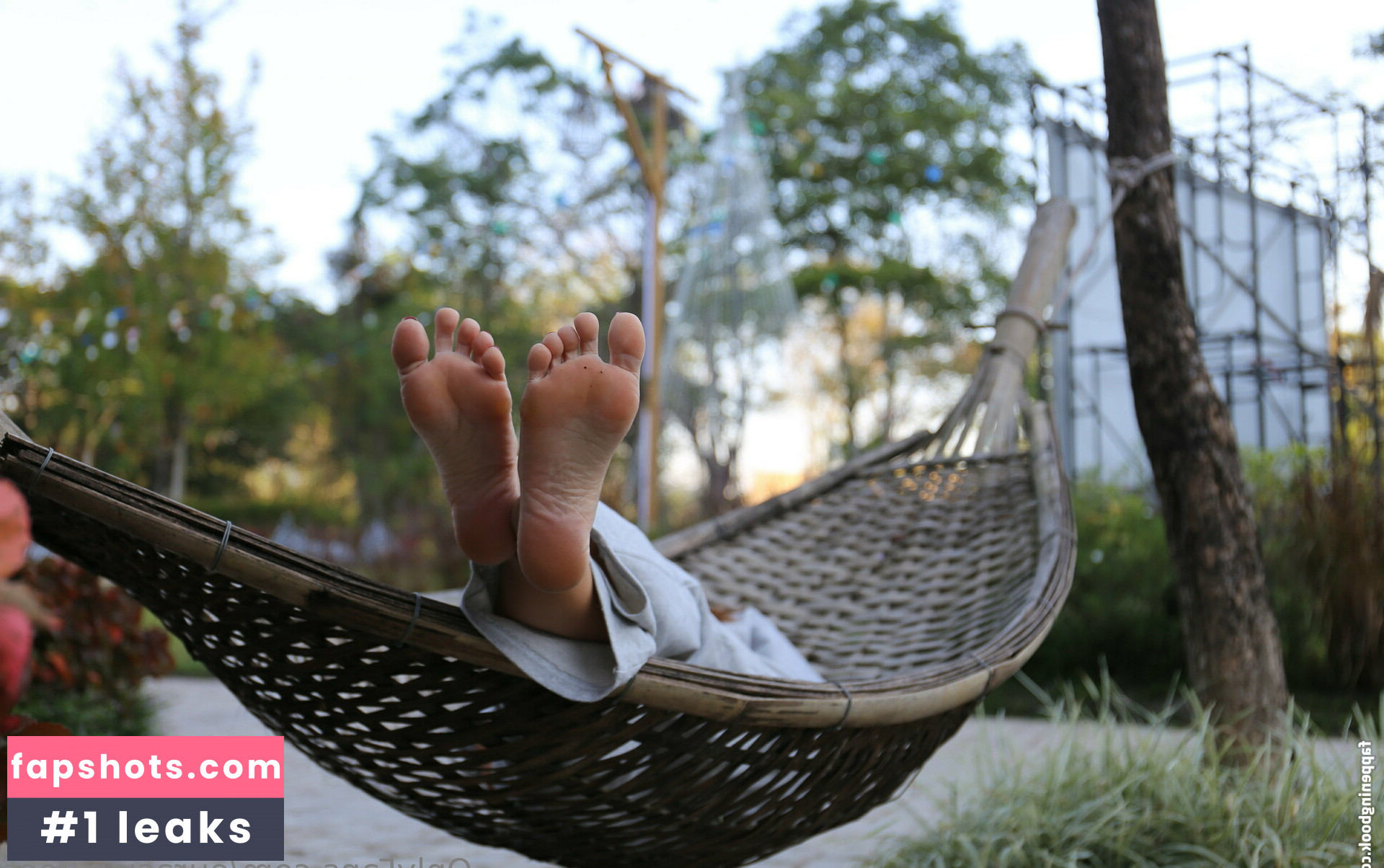 eurasian_feet gallery photo #40