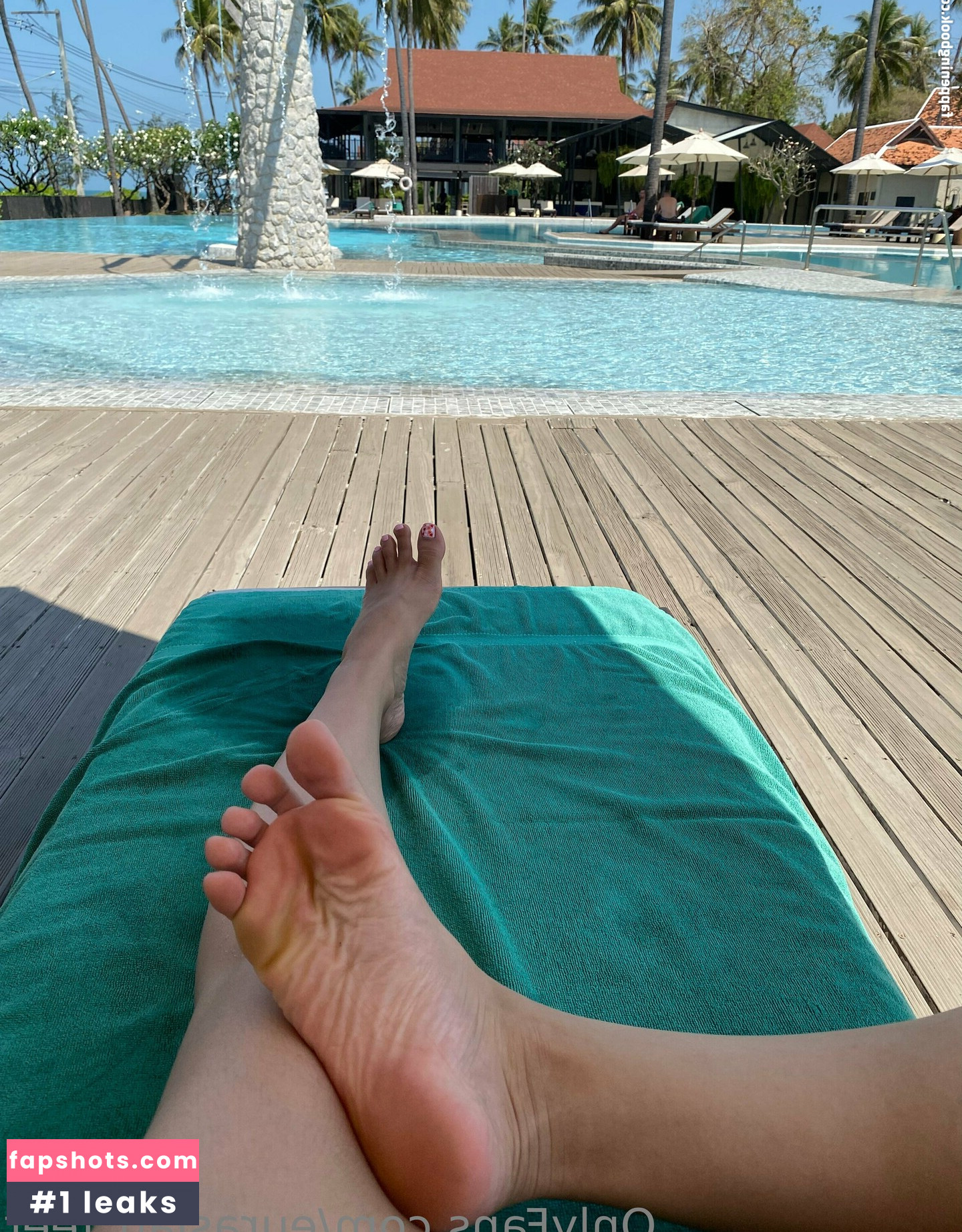 eurasian_feet gallery photo #60