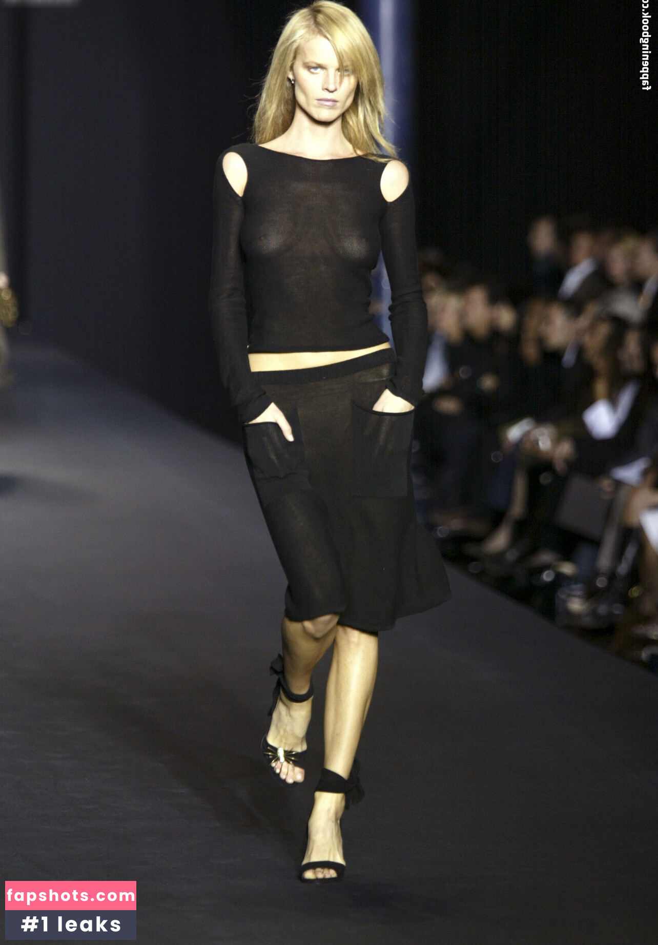 Eva Herzigova gallery photo #2