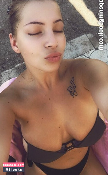 Eve Dapic gallery photo #22