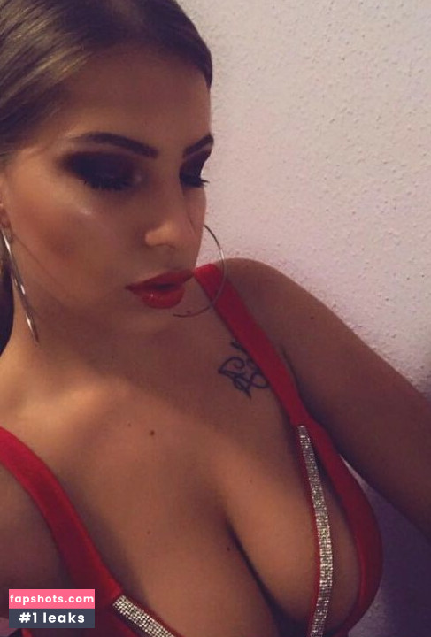 Eve Dapic gallery photo #23