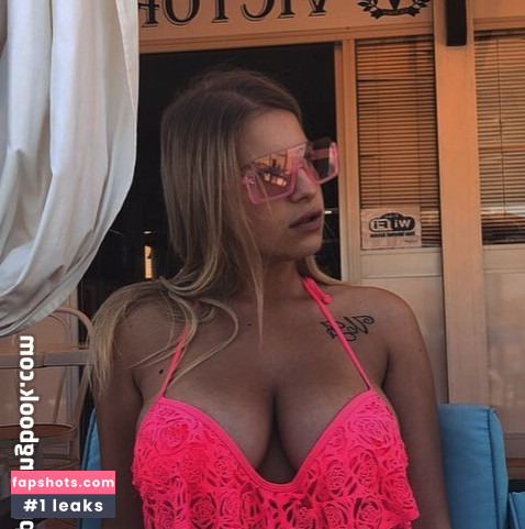 Eve Dapic gallery photo #24