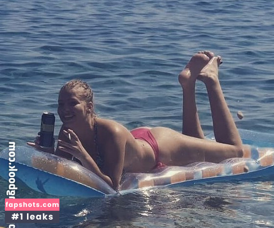 Eve Dapic gallery photo #10