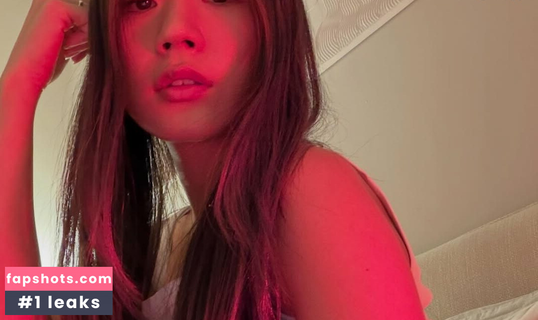 Evelyn Ha gallery photo #4