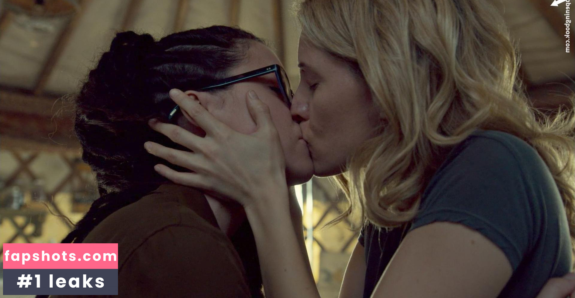 Evelyne Brochu gallery photo #11