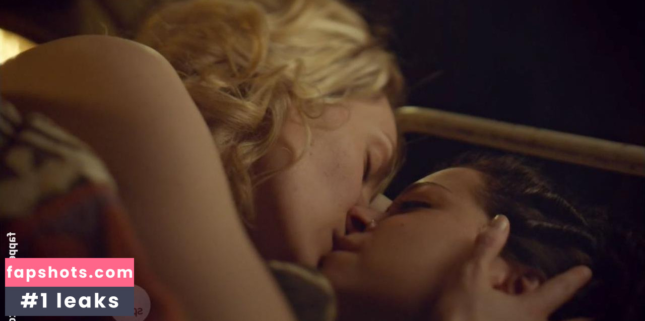 Evelyne Brochu gallery photo #12