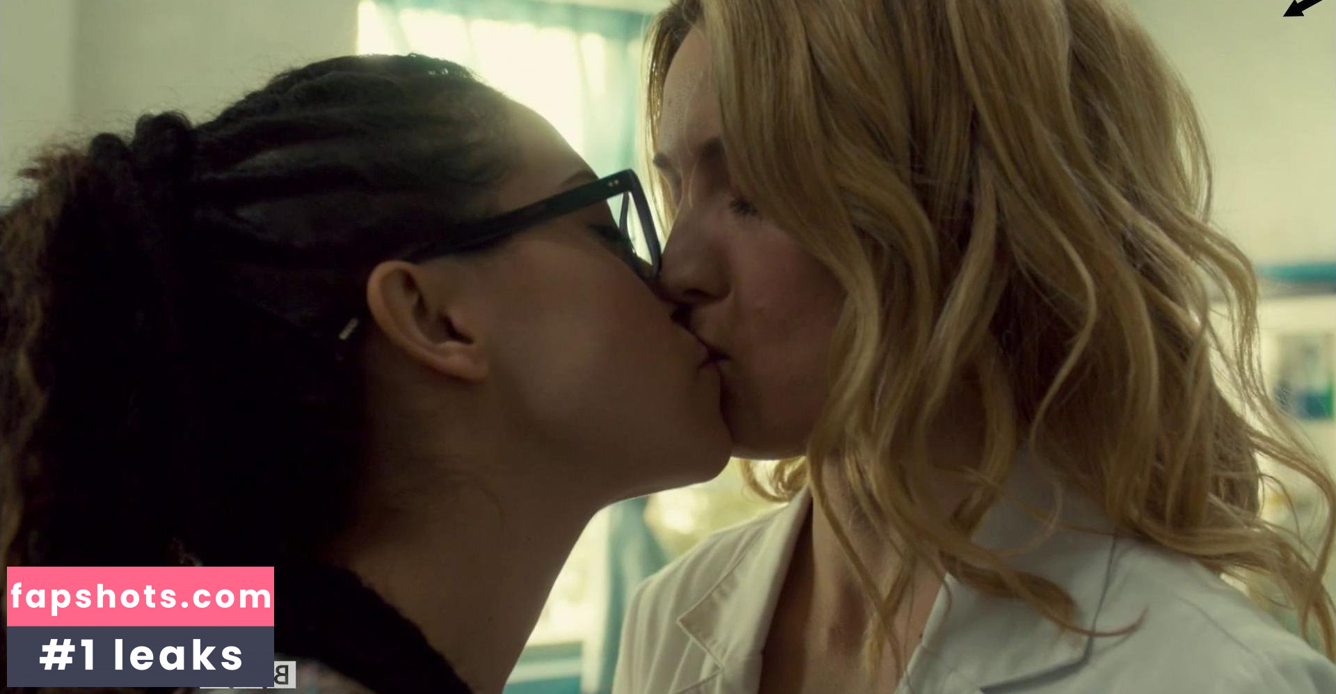 Evelyne Brochu gallery photo #18