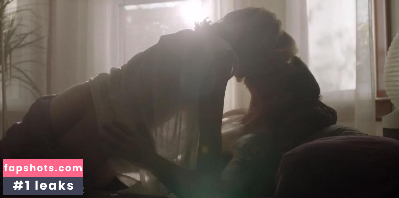 Evelyne Brochu gallery photo #27