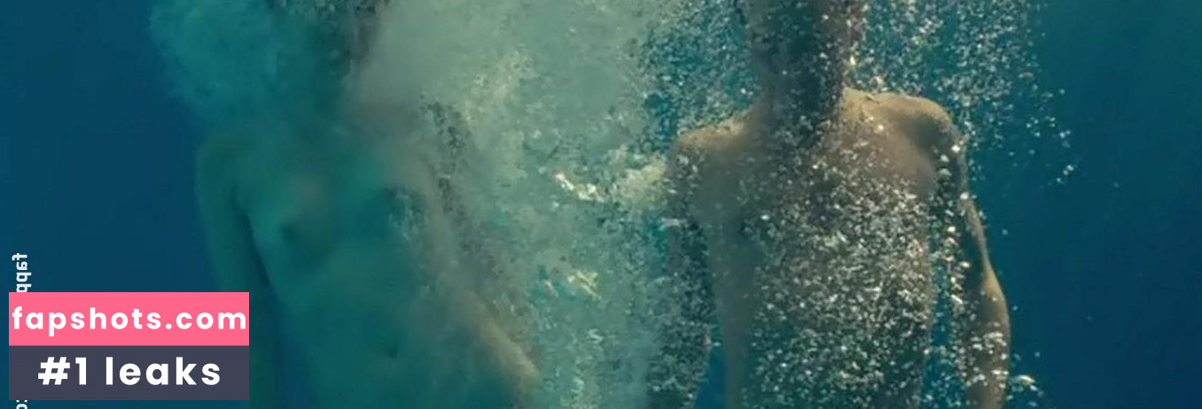 Evelyne Brochu gallery photo #28