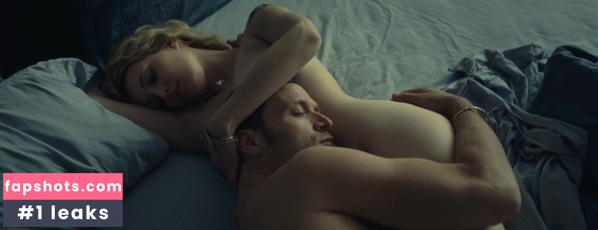 Evelyne Brochu gallery photo #4