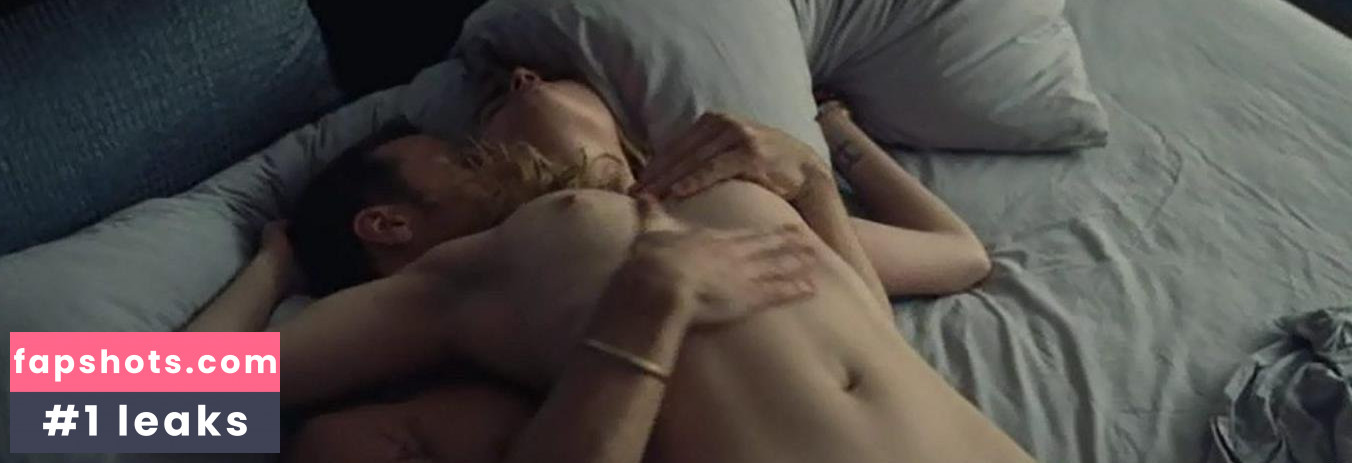 Evelyne Brochu gallery photo #32