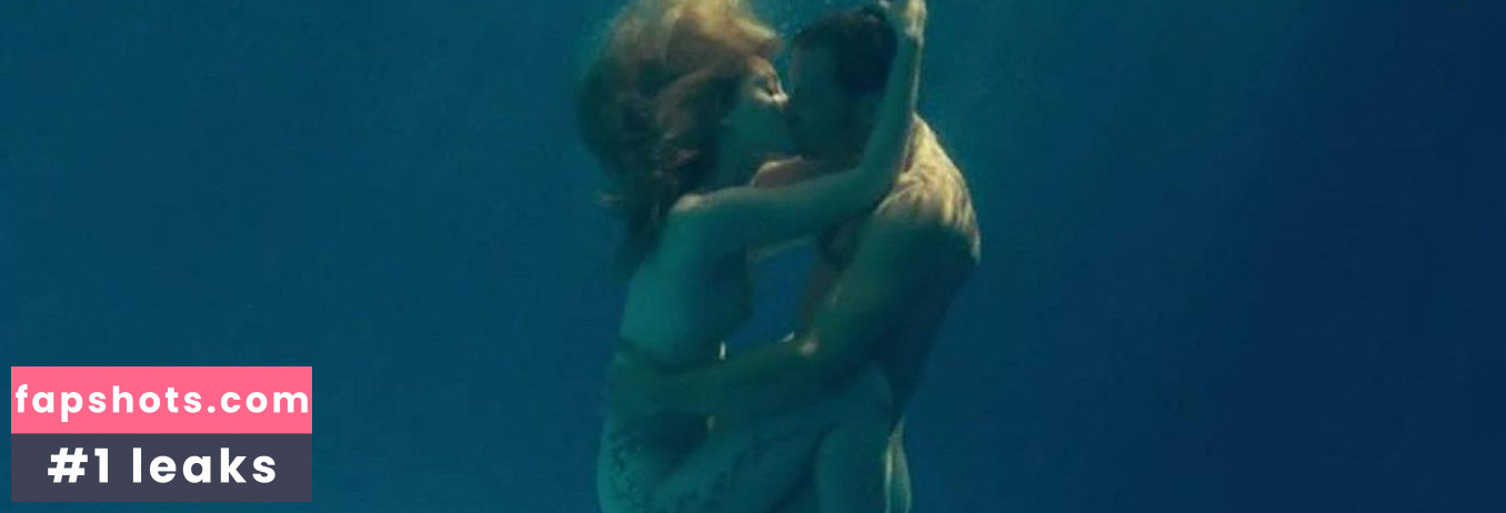 Evelyne Brochu gallery photo #34