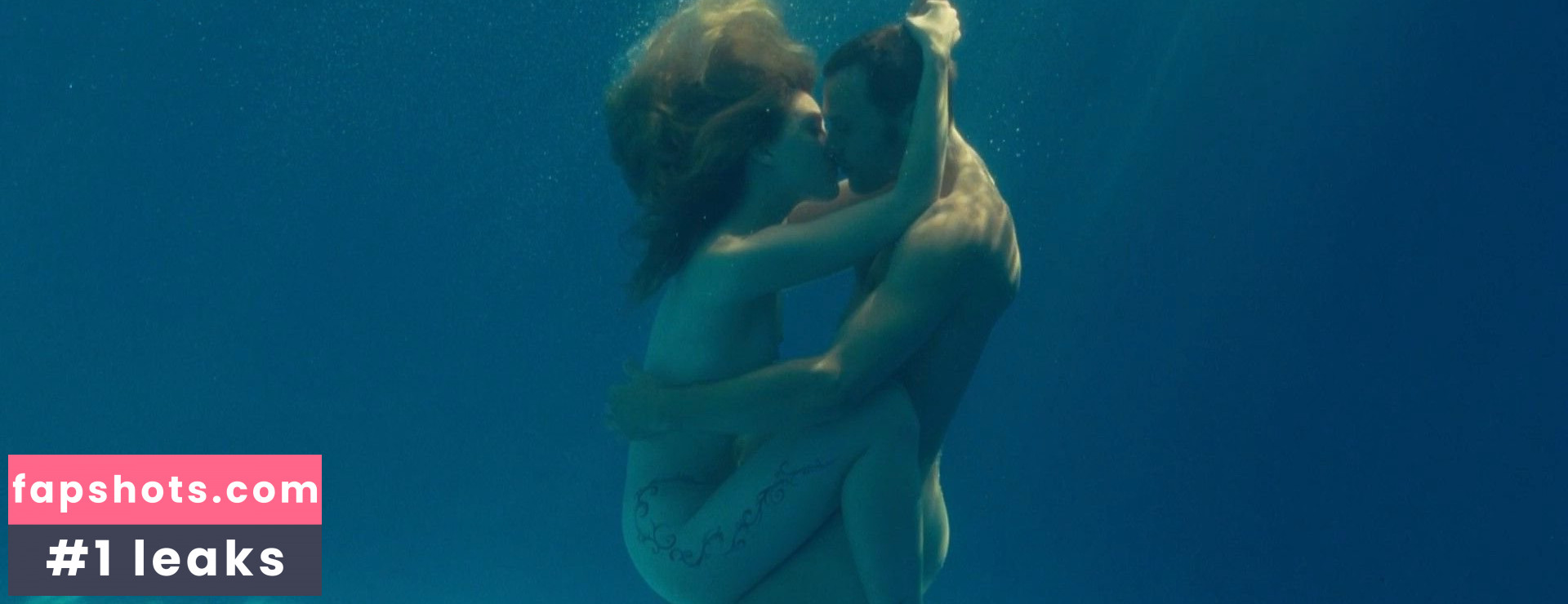 Evelyne Brochu gallery photo #35