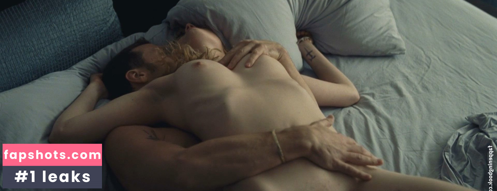 Evelyne Brochu gallery photo #36