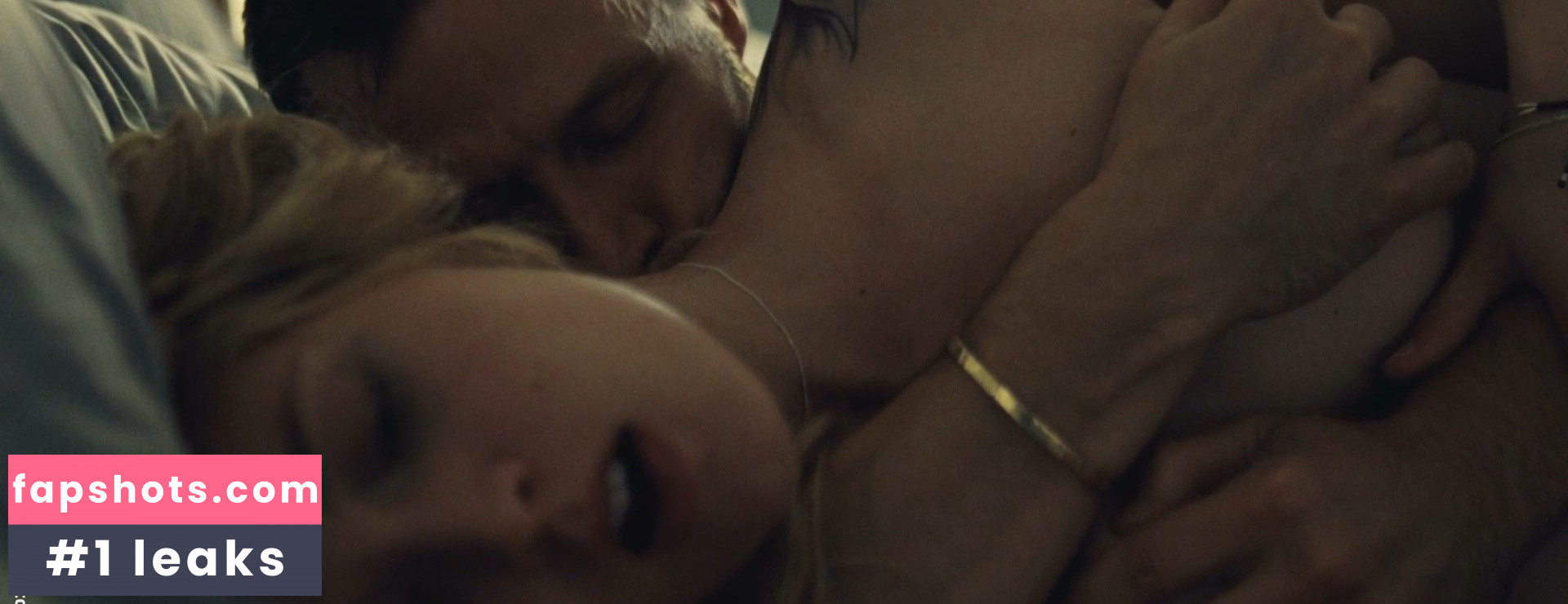 Evelyne Brochu gallery photo #5