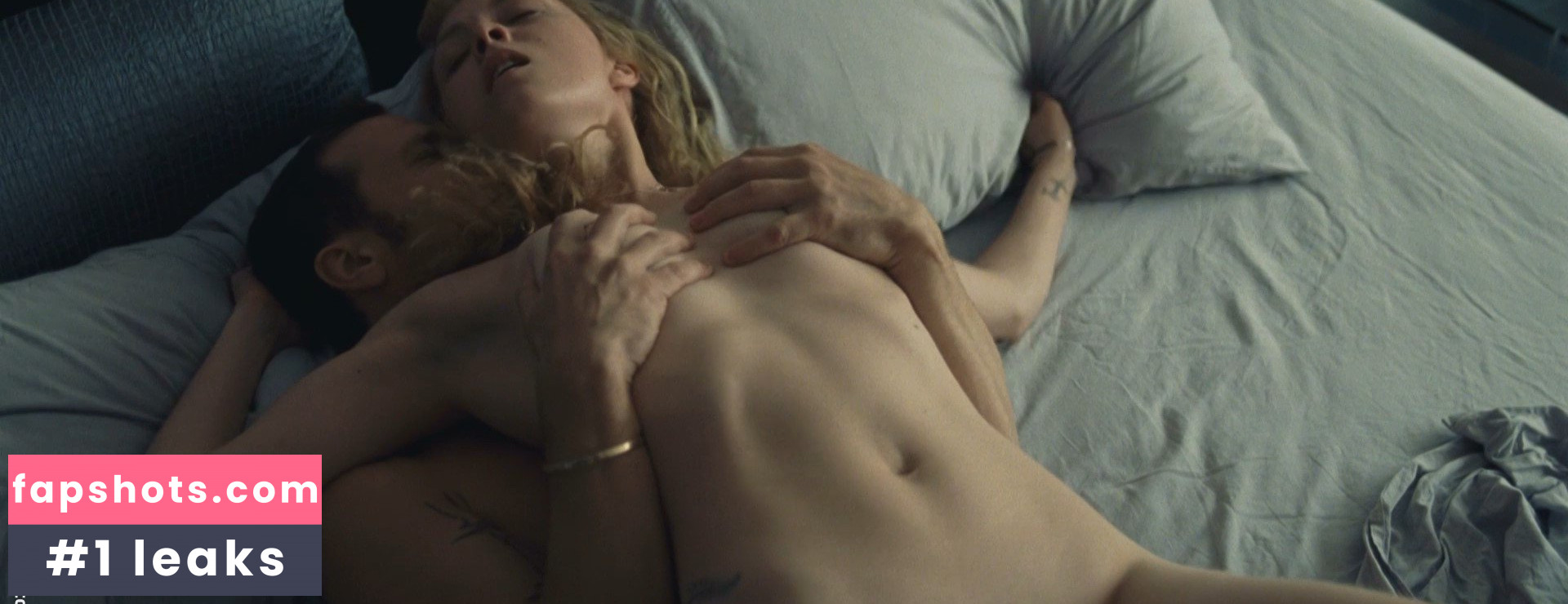 Evelyne Brochu gallery photo #7