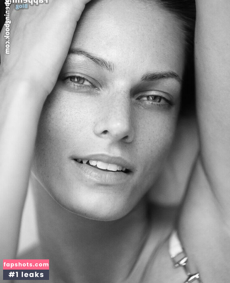 Ewelina Olczak gallery photo #11