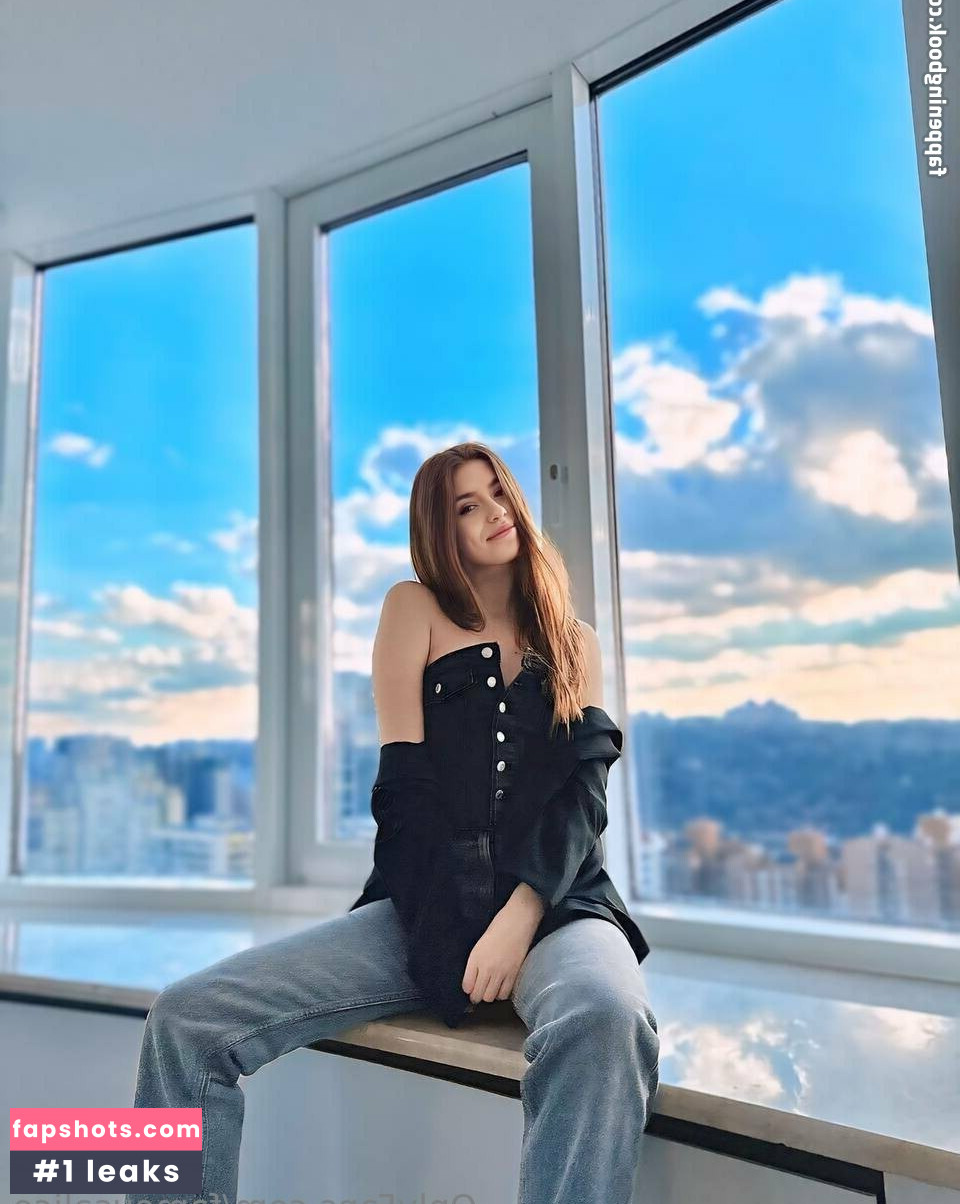 famousalice Filtración Desnuda OnlyFans Foto #27 - Fapshots