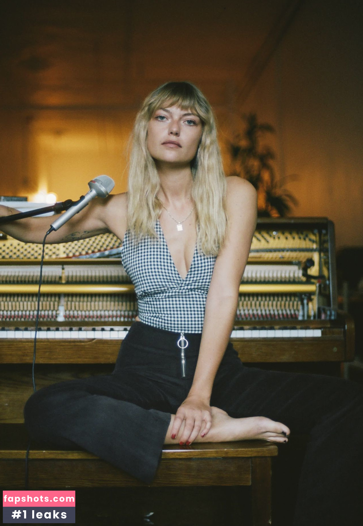 Farah Holt gallery photo #11