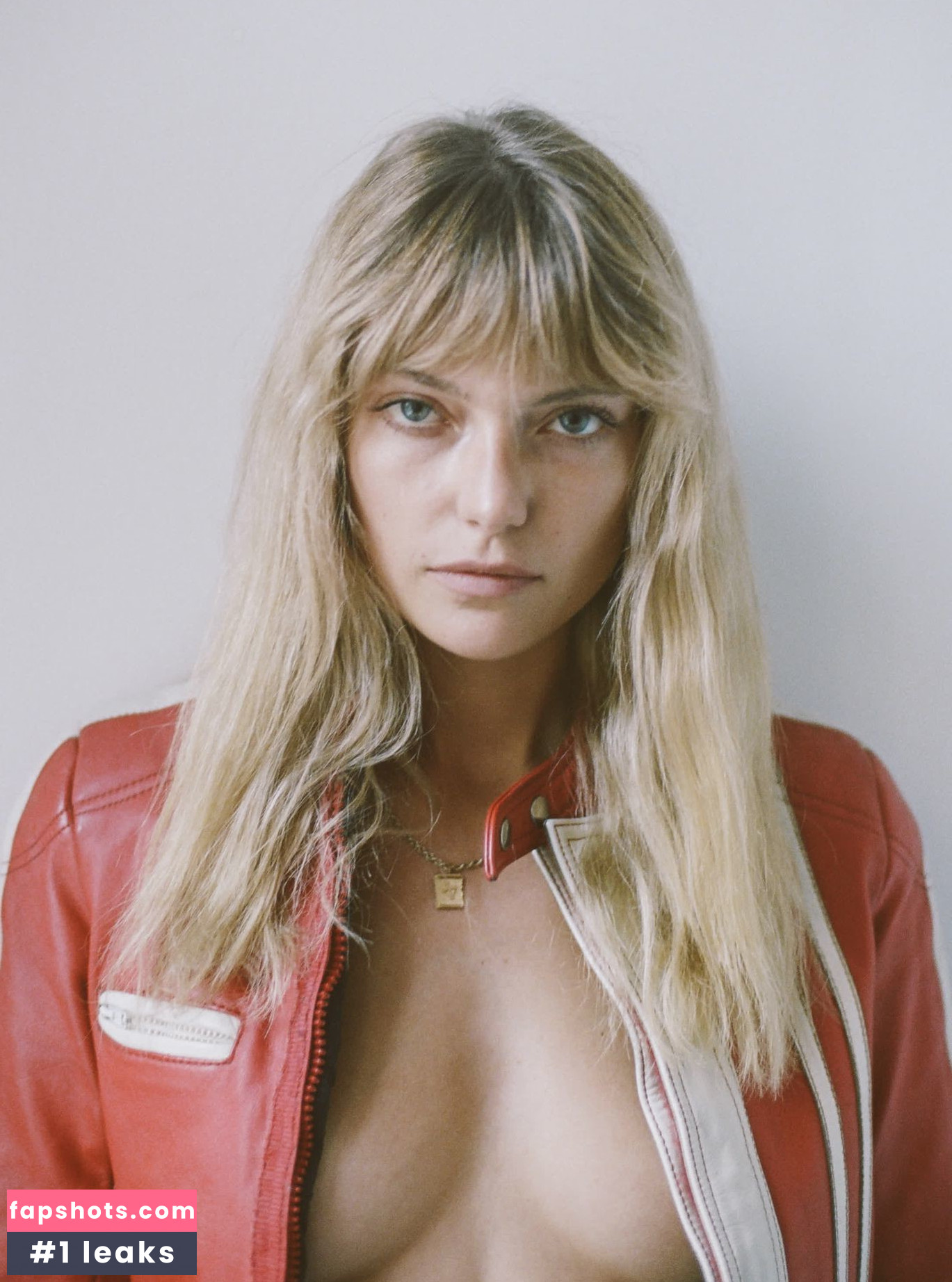 Farah Holt gallery photo #13