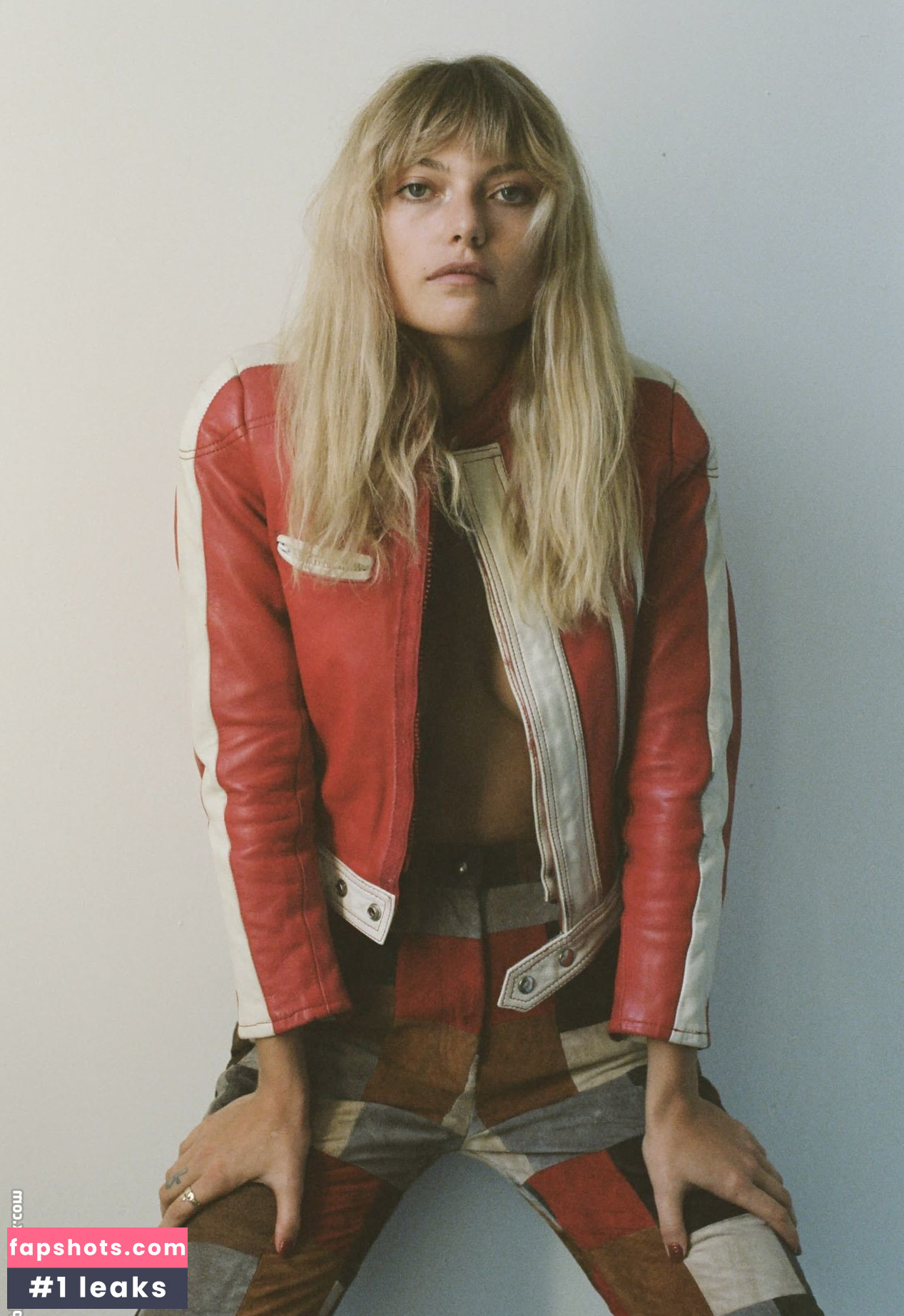 Farah Holt gallery photo #14