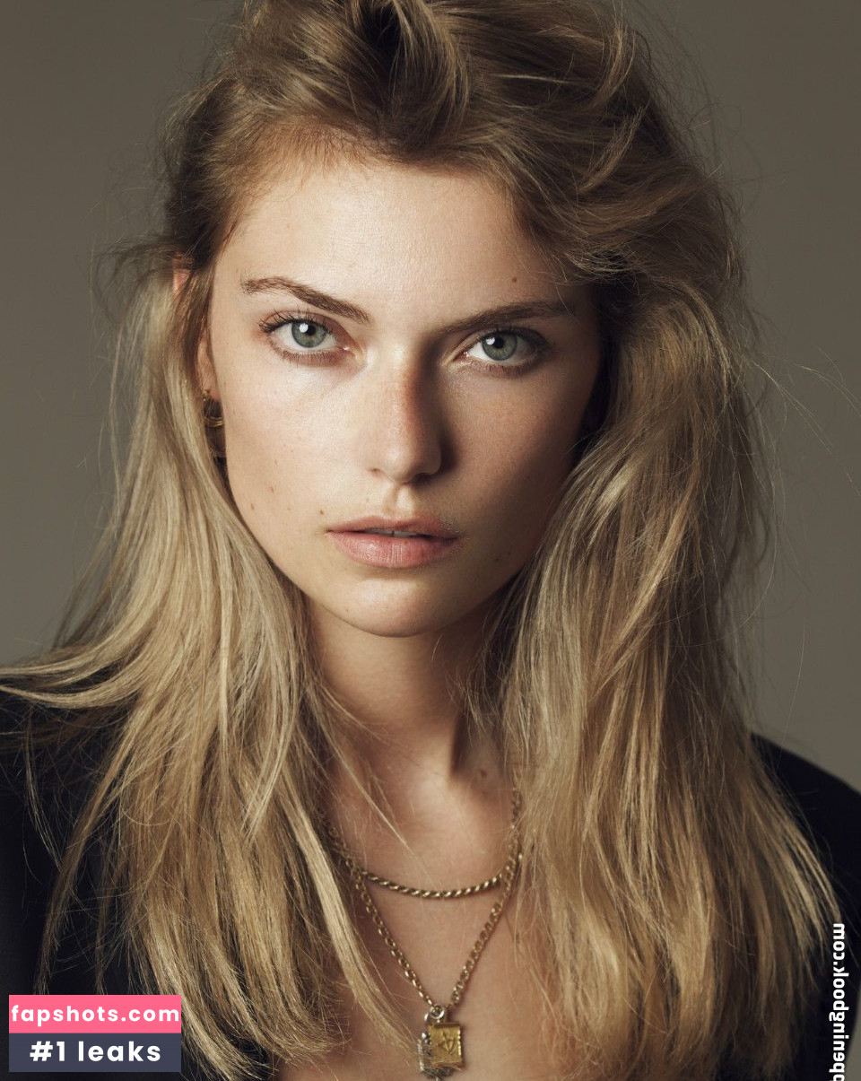 Farah Holt gallery photo #21