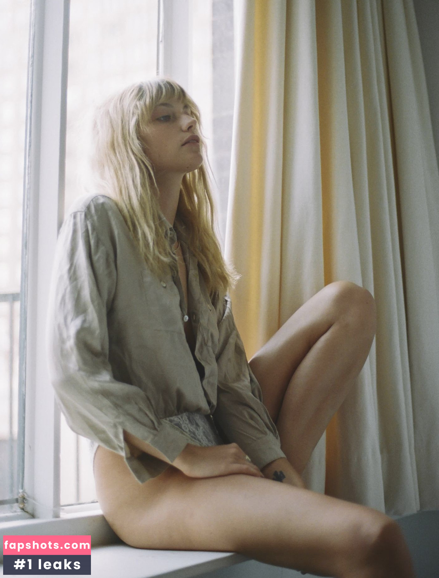 Farah Holt gallery photo #5