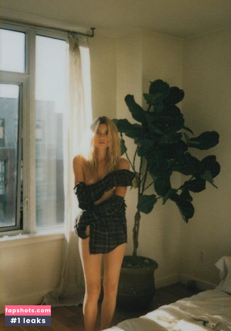 Farah Holt gallery photo #49