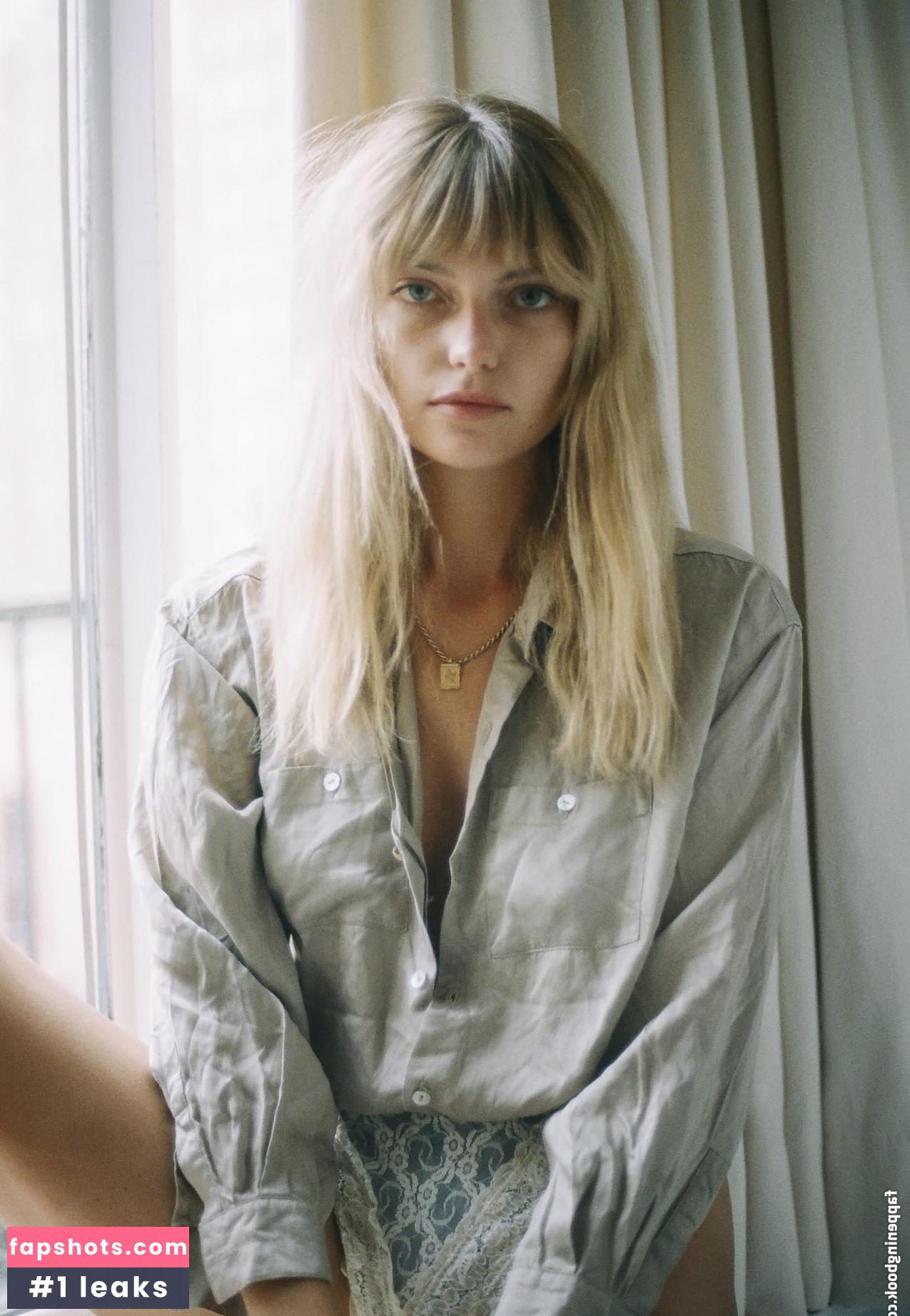 Farah Holt gallery photo #6