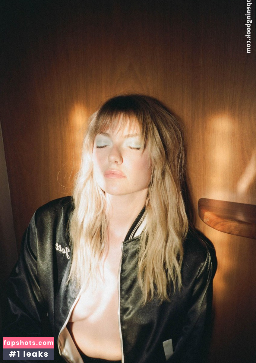 Farah Holt gallery photo #54