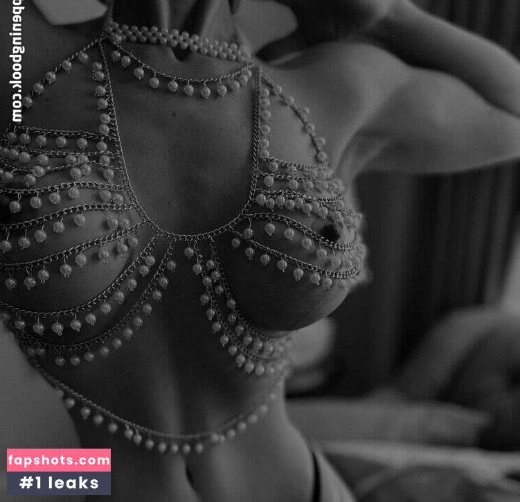 Faye Arlo gallery photo #12