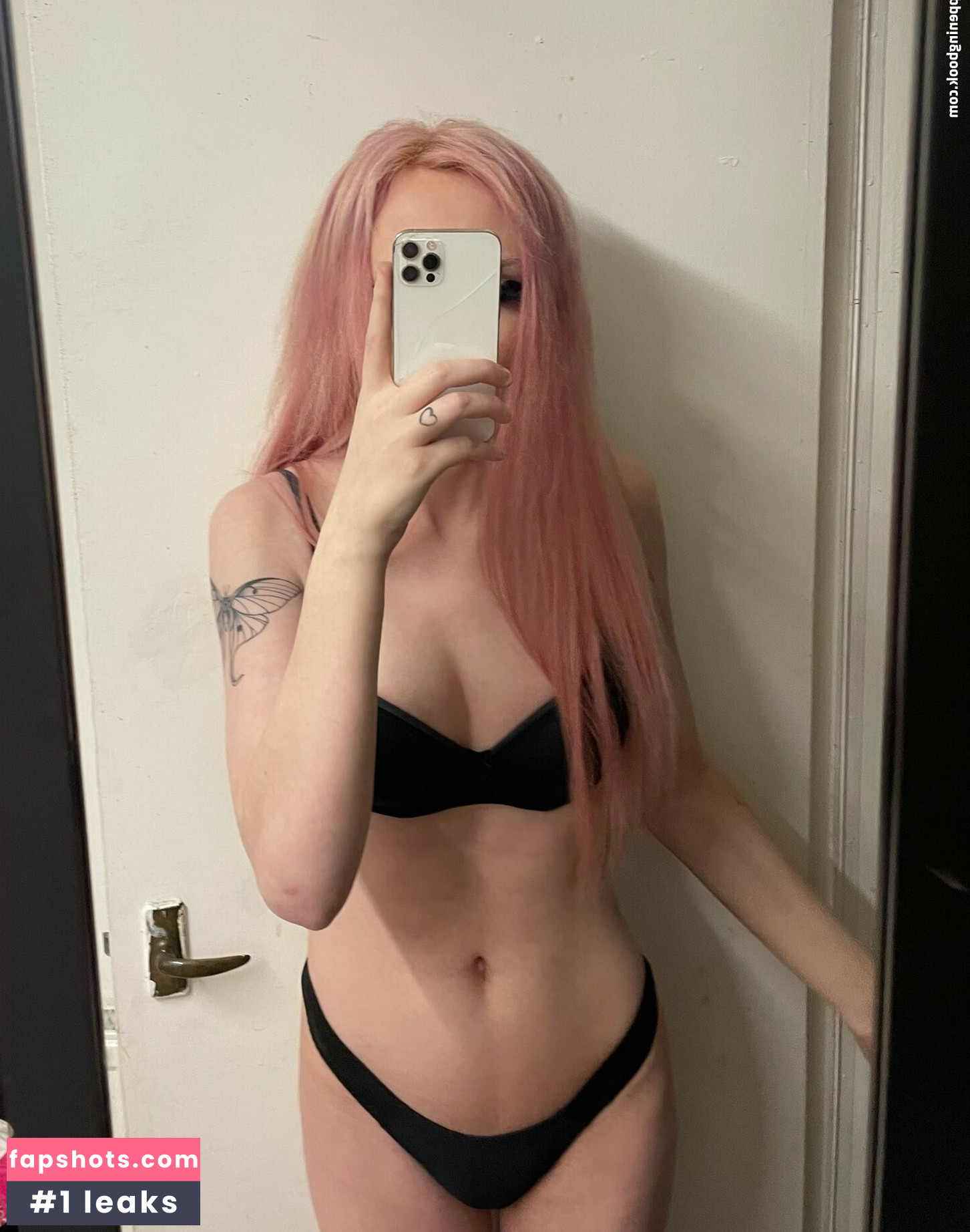 Faye Mikah gallery photo #26