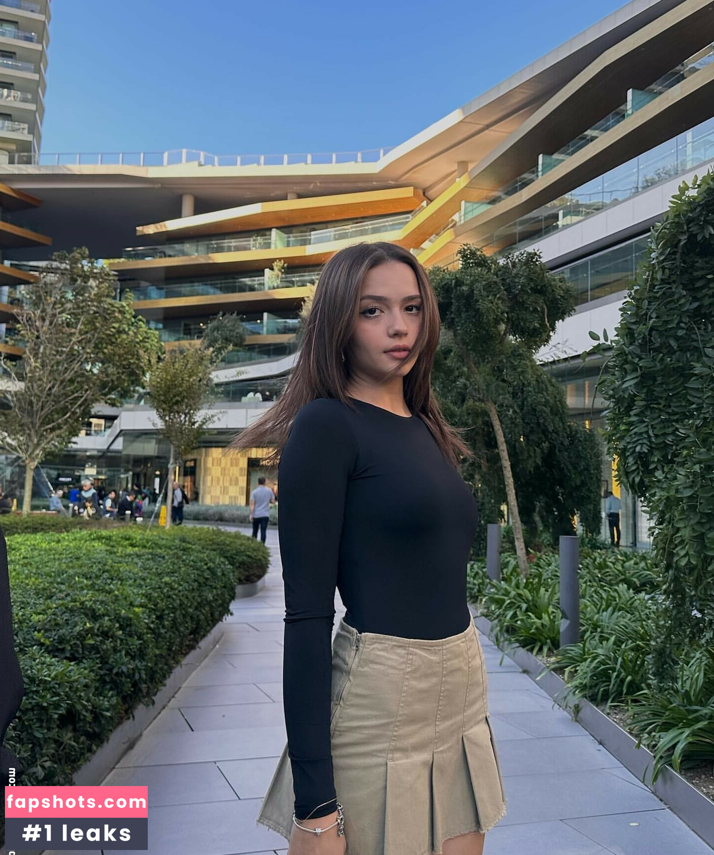 Feride Özdinç gallery photo #12