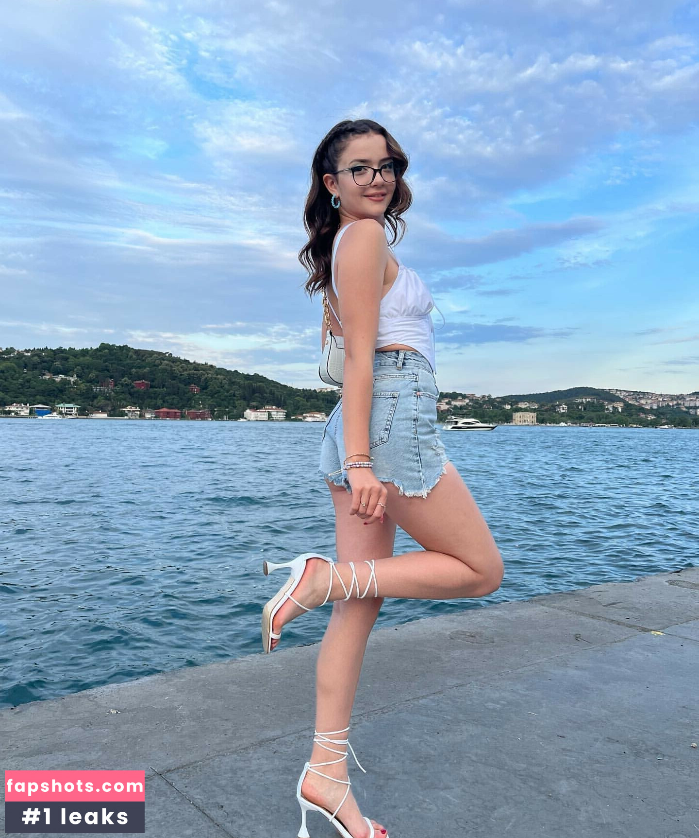 Feride Özdinç gallery photo #19