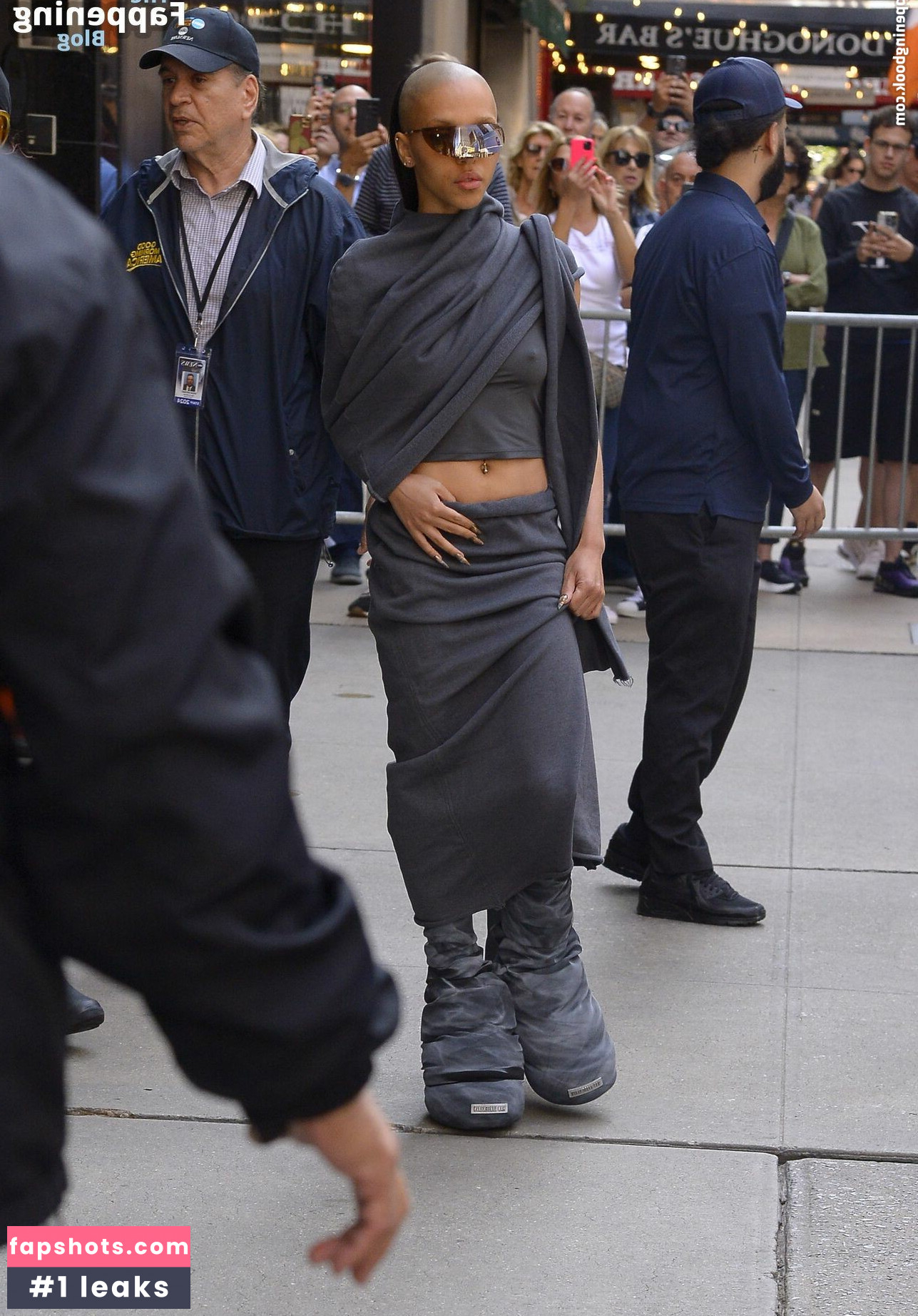 FKA twigs gallery photo #145