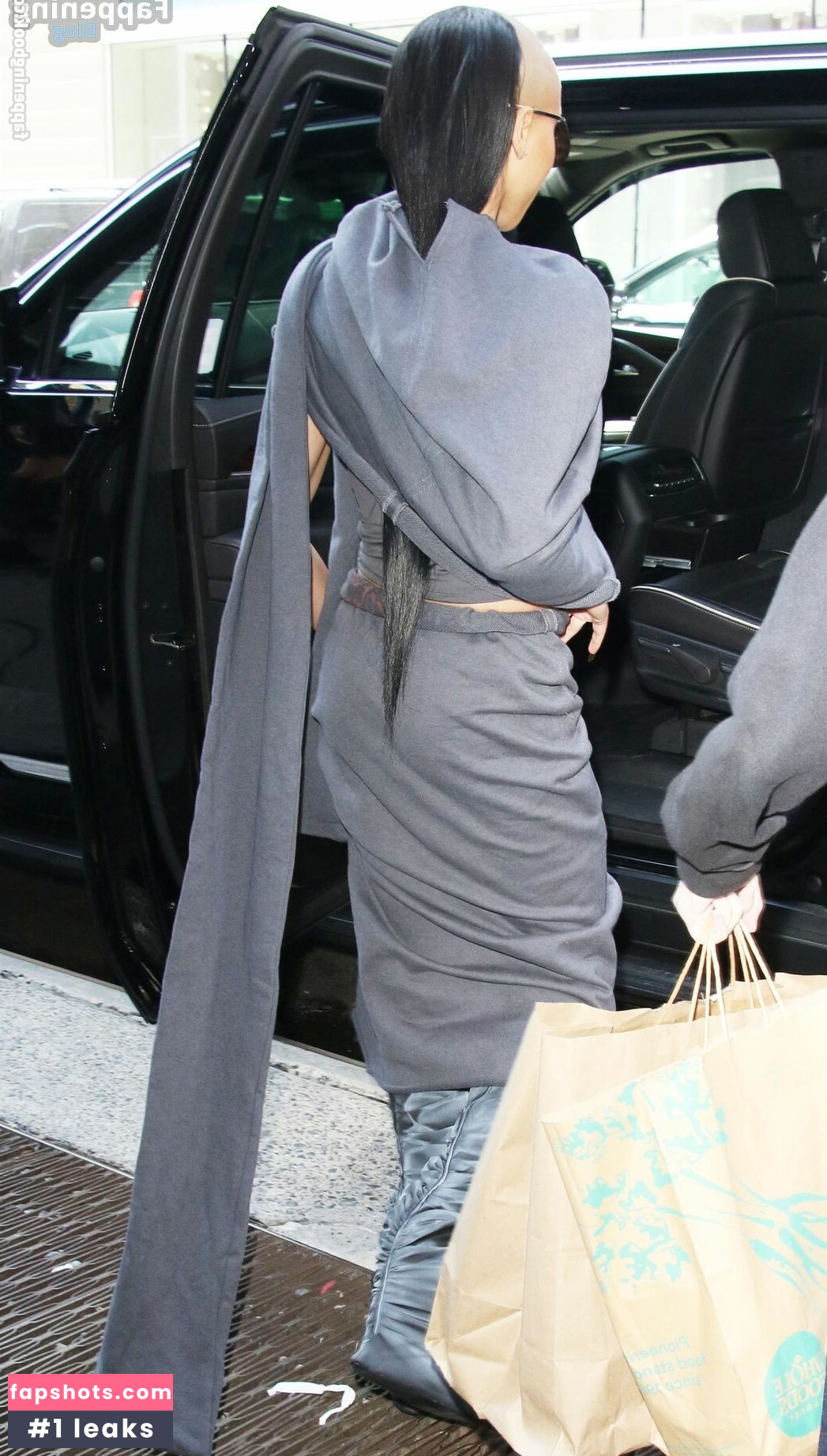 FKA twigs gallery photo #152