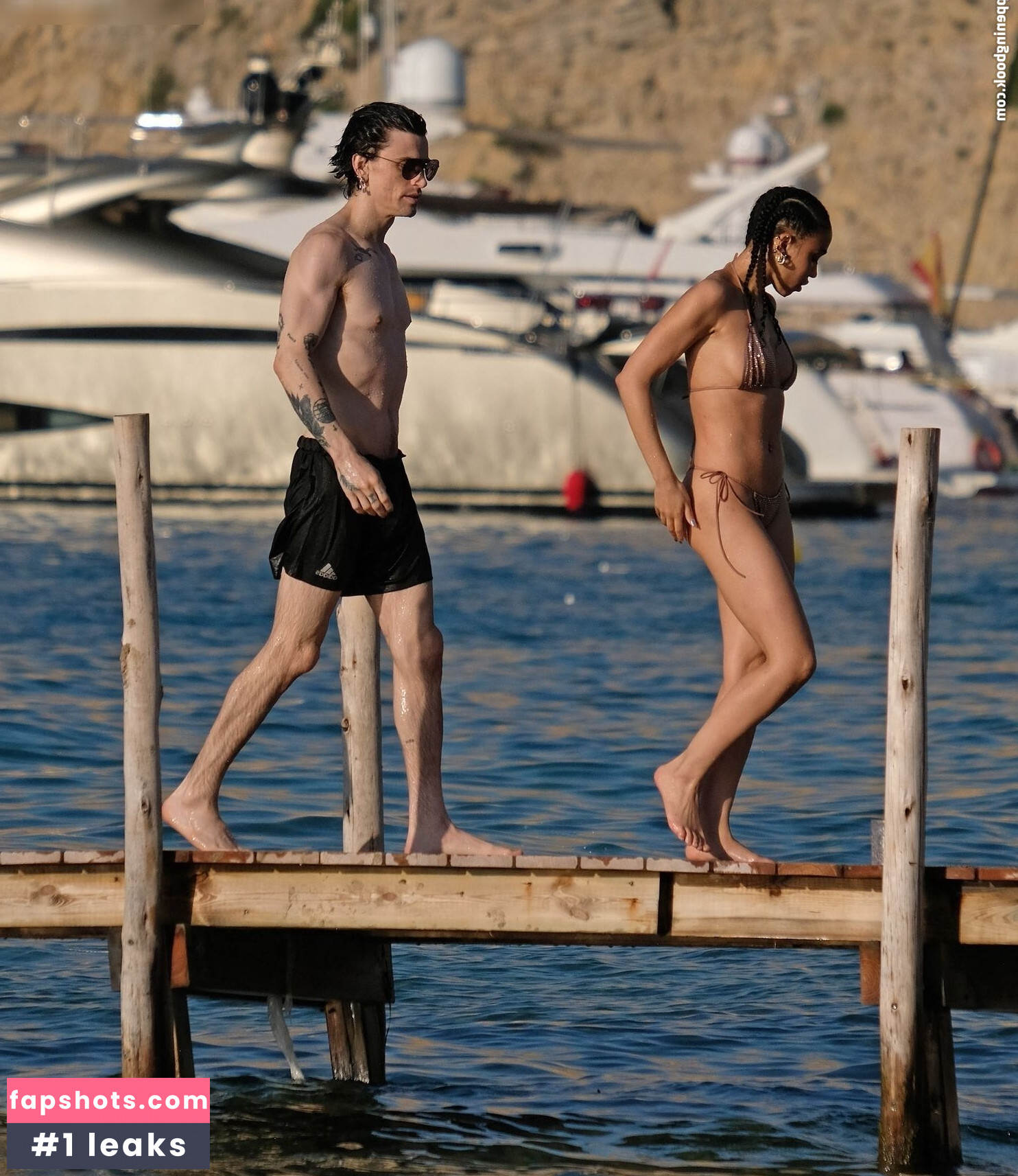 FKA twigs gallery photo #177