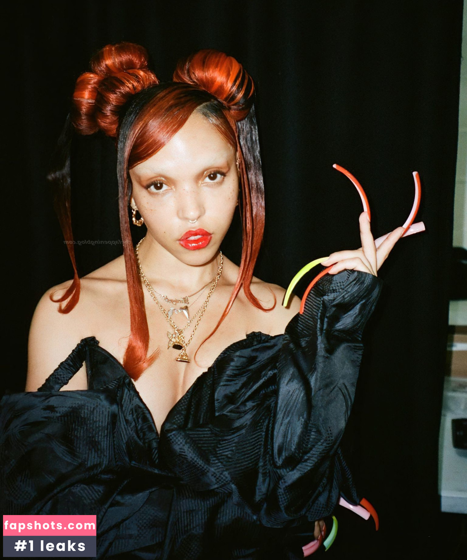 FKA twigs gallery photo #223