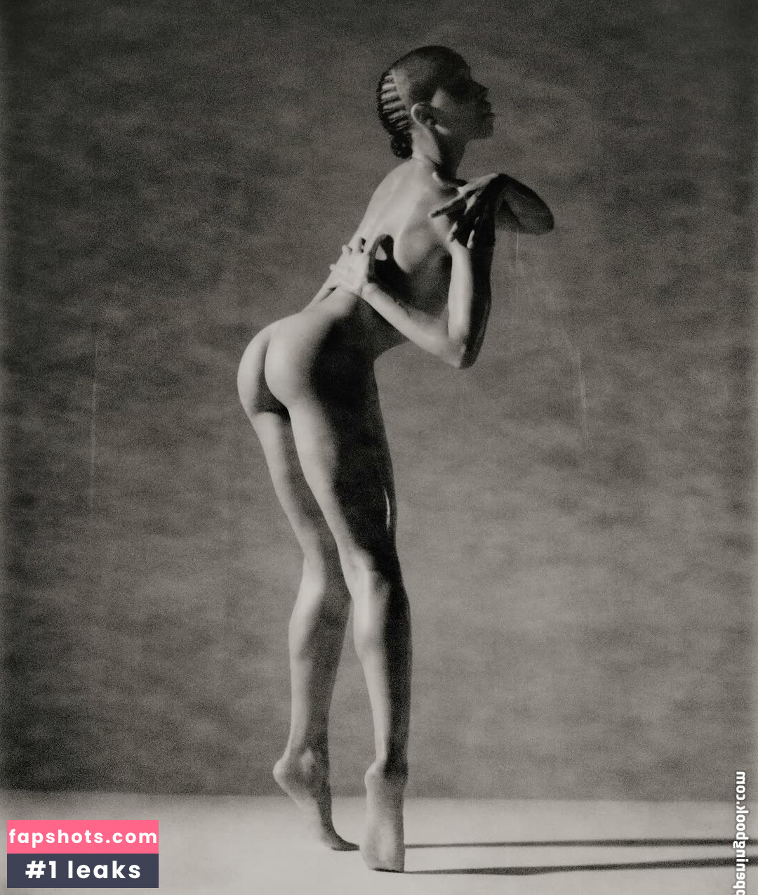 FKA twigs gallery photo #30